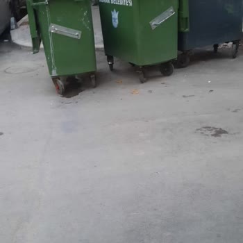 Konya Büyükşehir Belediyesi Engelli Yolu Üzerindeki Çöp Konteynerleri Geçişi Engelliyor!