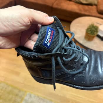 Tommy Hilfiger Botlarında Şok Edici Kalite Sorunu