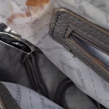 Nine West Çantamda Gizemli Lekeler!