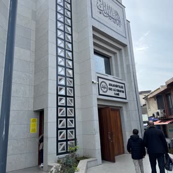 Büyükada Camii WC'de Zorla Ücret Talebi Ve Rahatsız Edici Davranışlar