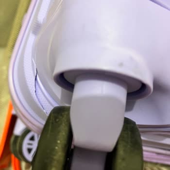 Kırılmaz Denilen Valiz İlk Kullanımda Kırıldı