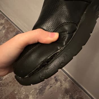 Risse nach kurzer Nutzung bei Skechers Dynamight 2.0 aufgetreten