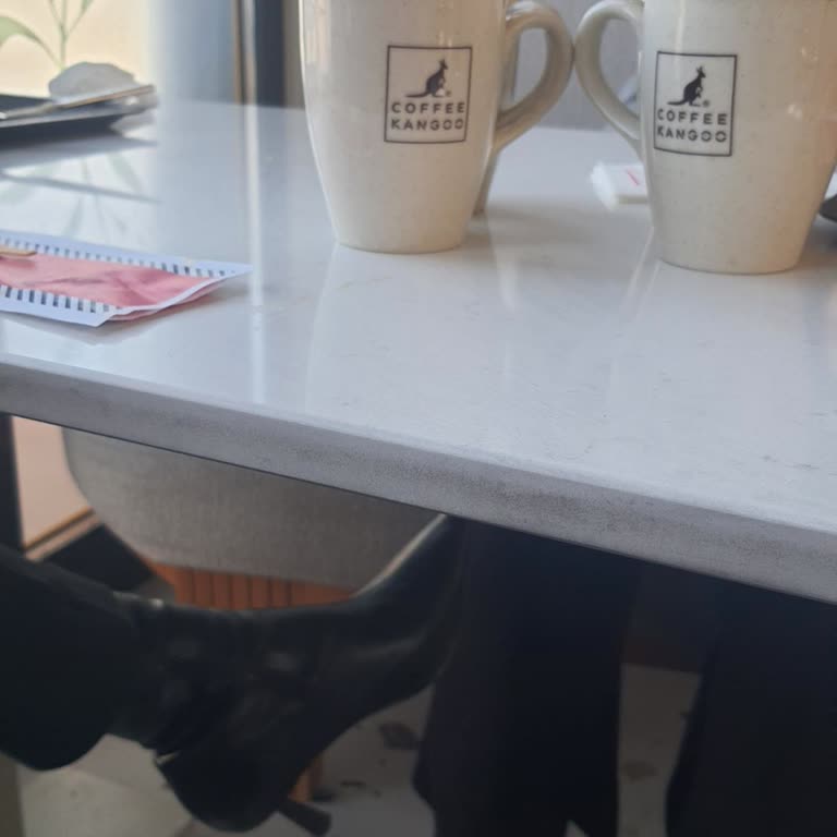 Soğuk Mekanda Acı Cappuccino Ve Bayat Tatlı Deneyimi