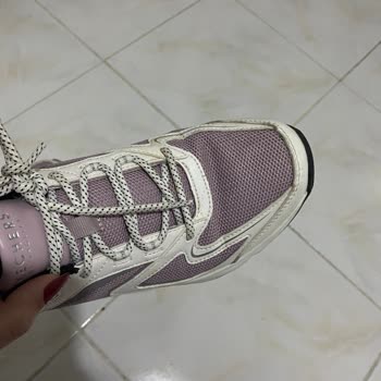 Skechers Modell hat Dellen und Brüche nach kurzer Nutzung