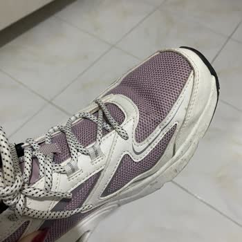 Skechers Modell hat Dellen und Brüche nach kurzer Nutzung