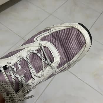 Skechers Modell hat Dellen und Brüche nach kurzer Nutzung