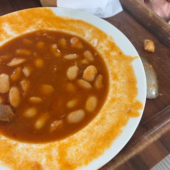 Heliport Kafeterya Fasulyeden Kurt Çıktı