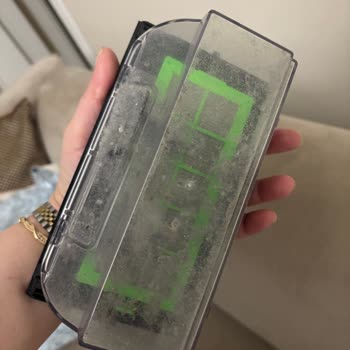 Süpürge Robotu Tozu Geri Veriyor