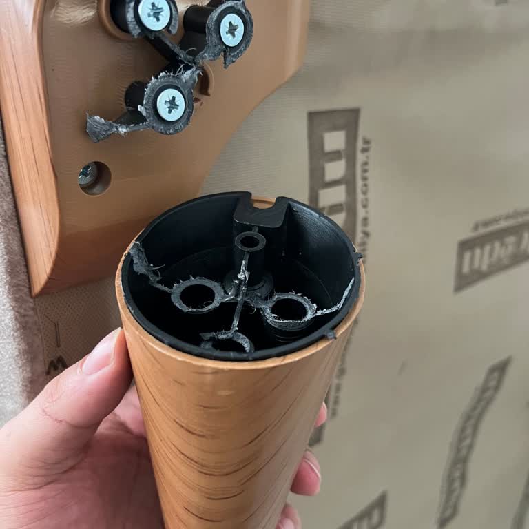 Kırılan Koltuk Ayağı Ve İlgisiz Müşteri Hizmetleri