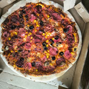 Yanık Ve Eksik Malzemeli Pizza Hayal Kırıklığı