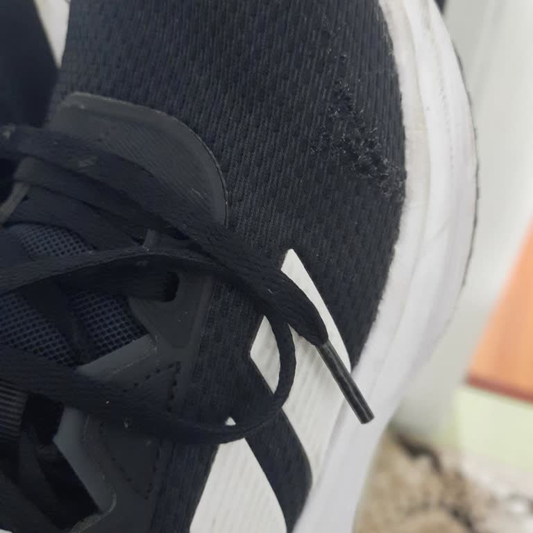 Adidas Ayakkabıda Beklenmedik Yırtılma Sorunu