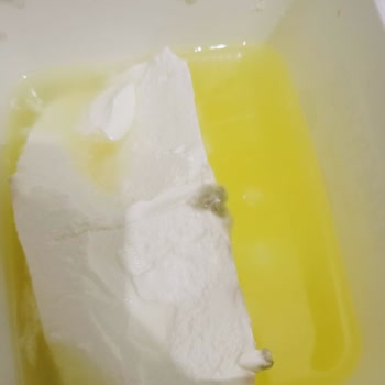 Küflü Peynir Ve Değişik Renkli Peynir Suyu