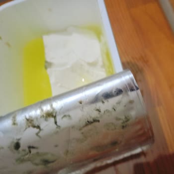 Küflü Peynir Ve Değişik Renkli Peynir Suyu