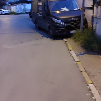 Kaldırıma Park Eden Araç Tehlike Saçıyor