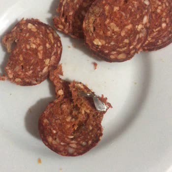 Marketten Alınan Sucukta Tehlikeli Yabancı Madde