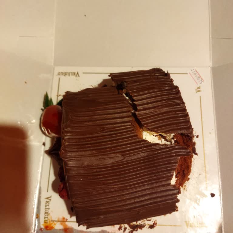 Velioğlu Patisserie Hayal Kırıklığı: Parçalanmış ve Ekşi Pasta