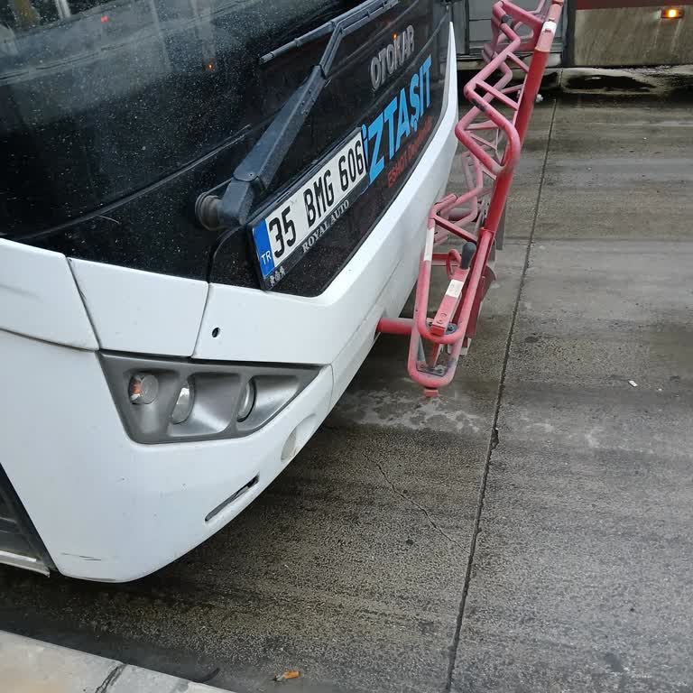 Soğukta Bekletilen Yolcular Ve Saygısız Şoför