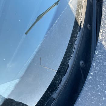 BMW 116İ Ön Cam Izgarasındaki Kronik Çatlak Sorunu