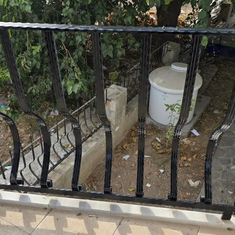 Turgutreis Belediyesi'nin İhmal Edilen Ağaç Budama Ve Temizlik Sorunu