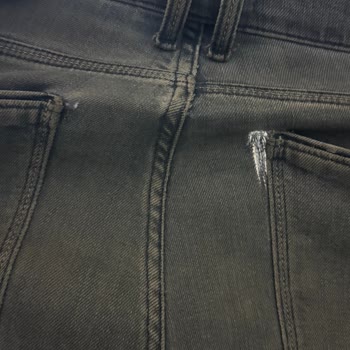 Colin's Pantolonunda Beklenmedik Yırtılma Sorunu