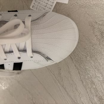 Adidas'tan Üst Üste Defolu Ürün Şoku