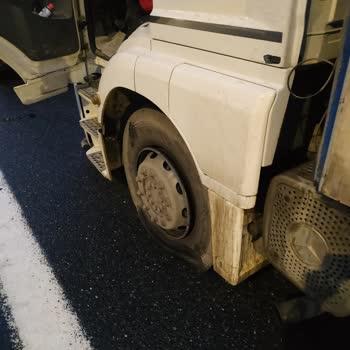 Köprüde Lastik Patladı, Bürokrasi Çileye Dönüştü