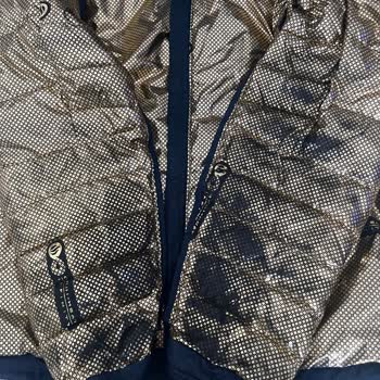 Columbia Sportswear Jacke verfärbt sich und schält sich trotz Garantie