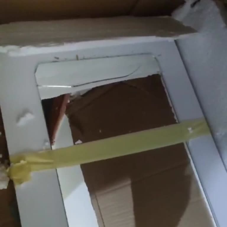 Kırık Aynalar Ve Eksik Parçalarla Dolap Kabusu