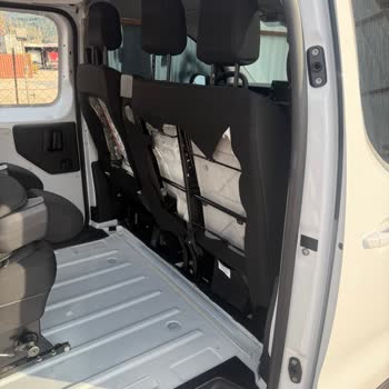 Opel Vivaro'da Eksik Arka Döşeme Sorunu