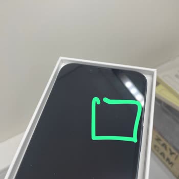 Sıfır İphone 13'ün Ekranındaki Çizik Şoku