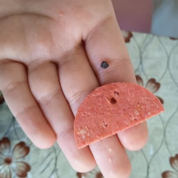 Aldığım Sucuğun İçinden Taş Çıkıyor