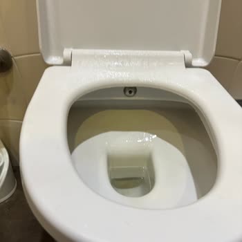 Cevahir AVM'de Hijyen Sorunu Ve Kayma Tehlikesi