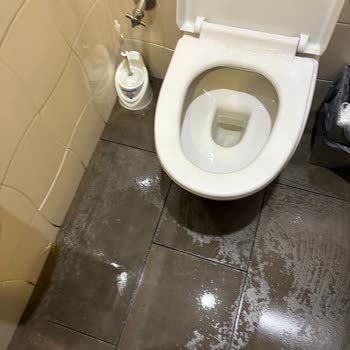 Cevahir AVM'de Hijyen Sorunu Ve Kayma Tehlikesi