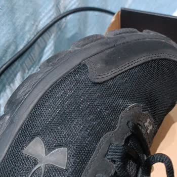 Under Armor Sportschuhe nach kurzer Zeit beschädigt, aber Reklamation abgelehnt