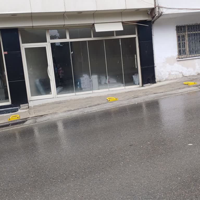 Üsküdar Belediyesi Yayalar İçin Engel Şikayeti!