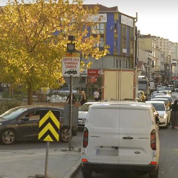 Metro İnşaatı Sonrası Unutulan Tabela Kafa Karıştırıyor