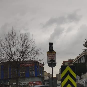 Metro İnşaatı Sonrası Unutulan Tabela Kafa Karıştırıyor