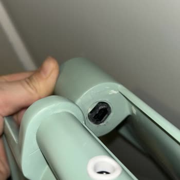 Bocchi Klozet Kapağı Sorunu ve İletişim Zorlukları