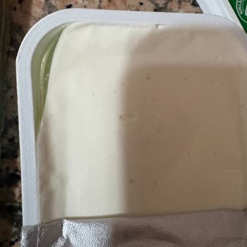 Labne İçerisinde Plastik Benzeri Jel Şoku