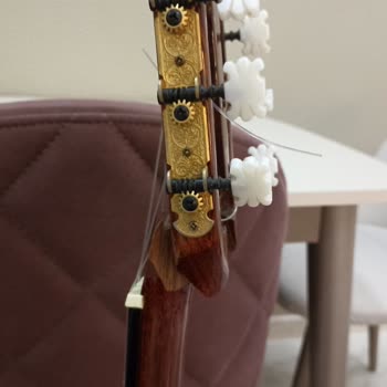 Kırık Gitar Ve Yüksek Kargo Ücreti Mağduriyeti