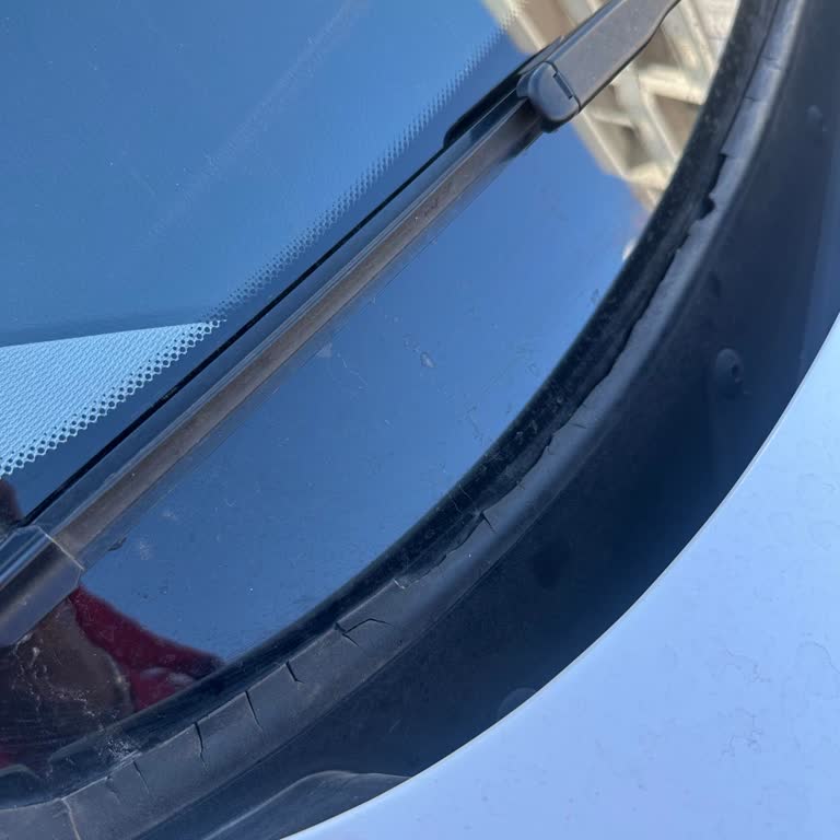 BMW 116D Ön Cam Fitilleri Parçalanıyor, Premium Kalite Beklentisi Karşılanmadı