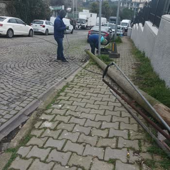 Türk Telekom Direği Aracımıza Zarar Verdi