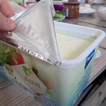 Taze Ürün Beklerken Küflü Peynir Şoku