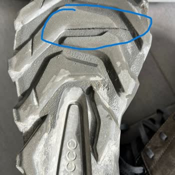 Ecco Ayakkabılarının Tabanları Aynı Anda Kırıldı