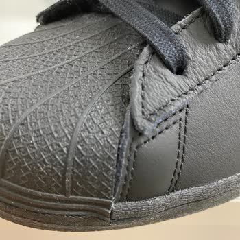 Adidas'tan Üst Üste Defolu Ürün Ve Yetersiz Çözüm