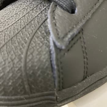 Adidas'tan Üst Üste Defolu Ürün Ve Yetersiz Çözüm