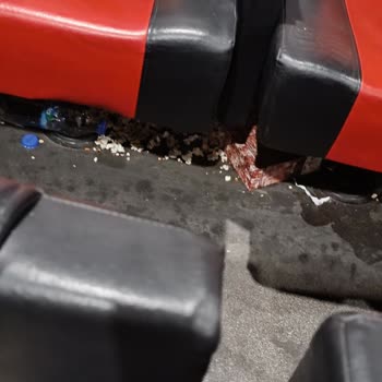 Sinema Salonunda Temizlik Sorunu Ve Yetersiz Hizmet