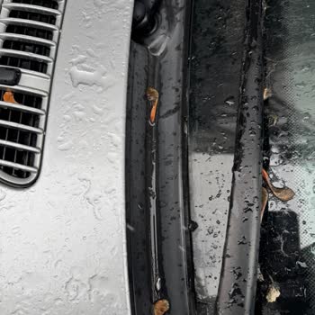 BMW E46 Model Araçta Üretim Hatası: Ön Cam Izgarası Su Alıyor