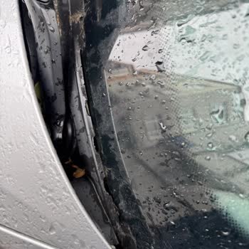 BMW E46 Model Araçta Üretim Hatası: Ön Cam Izgarası Su Alıyor