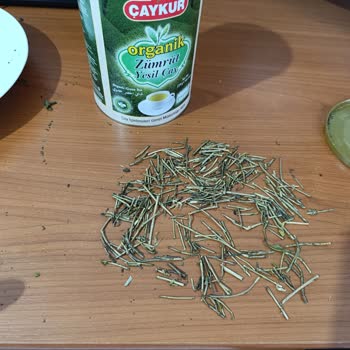 Yeşil Çayda Beklenmedik Sürpriz: Ağaç Dalları!